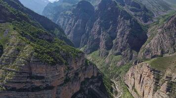 Antenne Aussicht von ein schön eng Schlucht unter Berg Klippen video