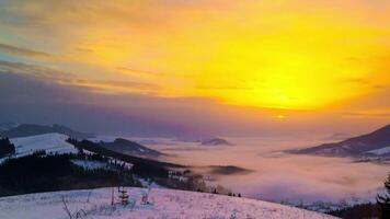 Landschaft von das oben von ein schneebedeckt Berg Angebot Natur 4k Hintergrund video