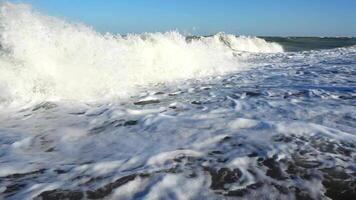 Welle von das Meer brechen auf das Ufer 4k Hintergrund video