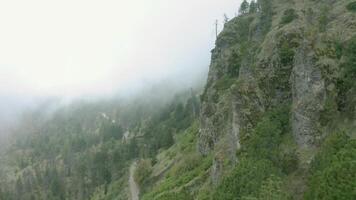 flygande över en dimmig berg 4k bakgrund video