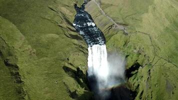 schön mächtig Wasserfall im Island mit Regenbogen Natur 4k Hintergrund video