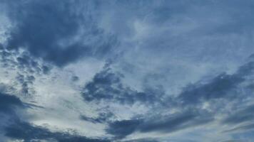 nuvens dentro a céu viajando lentamente com a vento natureza 4k fundo video