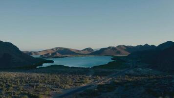 natural paisaje con un lago en un aéreo ver naturaleza 4k antecedentes video