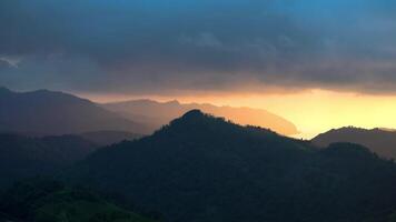 paisaje de un amanecer en el montaña bosque 4k antecedentes video