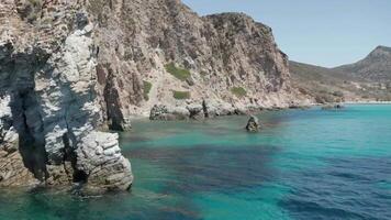 klippig strandlinje med en turkos blå hav natur 4k bakgrund video