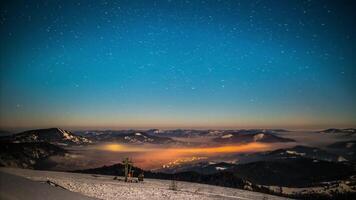 estrellado cielo en el cárpato montañas naturaleza 4k antecedentes video