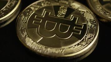 tournant coup de bitcoins sur une noir surface 4k Contexte video