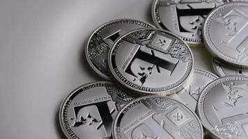 argent litecoins pièces de monnaie lentement tournant 4k Contexte video