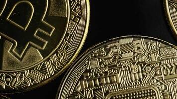 Makro schließen oben von Bitcoin Münzen 4k Hintergrund video