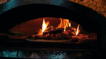 cucinando Pizza nel un' tradizionale forno 4k sfondo video