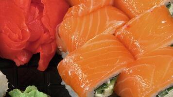 fresco salmão Sushi fechar acima 4k fundo video