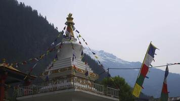 tibetano têmpora com montanhas dentro a fundo. Visão do boudha stupa video