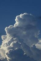 nube blanca en el cielo foto