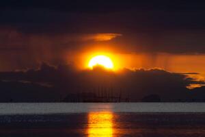 puesta de sol en el lago foto