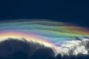 increíble arco iris nube en el cielo. foto
