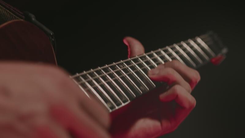 Nahansicht Aussicht von ein Musiker spielen elektrisch Gitarre und ziehen um Finger auf ein Griffbrett. Gitarrist durchführen ein Felsen Lied während das Konzert auf ein Bühne 43199697 Stock-Video bei Vecteezy