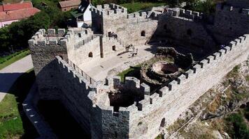 RAM forteresse sur le Sud côté de le Danube rivière dans Serbie video