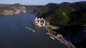 golubac fortezza su il Sud lato di il Danubio fiume nel golubac, Serbia video