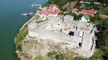 RAM forteresse sur le Sud côté de le Danube rivière dans Serbie video