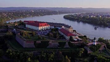 antenne visie van groot gebouw door Donau rivier- video