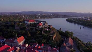 antenn se av novi ledsen stad med Donau flod video