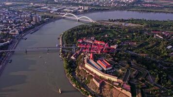 aereo Visualizza di zezelj ponte e varadin ponte al di sopra di Danubio video