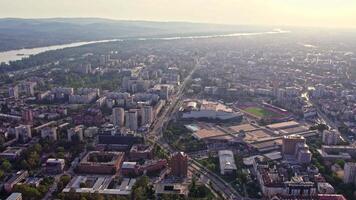 Antenne Aussicht von Stadt mit Fluss im nov traurig, Serbien video