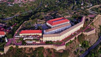 aereo Visualizza di grande edificio con rosso tetto nel petrovaradin fortezza, novità triste video