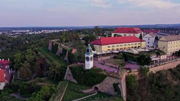 uma pássaros olho Visão do petrovaradin fortaleza relógio torre video