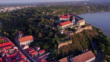 un' uccelli occhio Visualizza di castello in cima collina nel novità triste, Serbia video