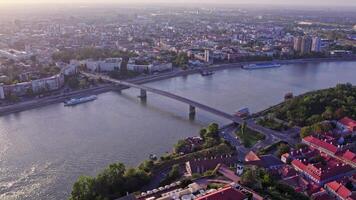 aéreo ver de Varadín puente terminado el Danubio río video