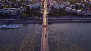 aéreo ver de Varadín puente terminado el Danubio río video
