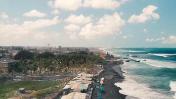 langzaam beweging golven Aan de kust van Bali video