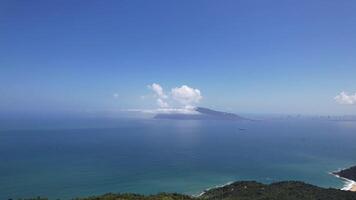 aereo Visualizza di un' lussureggiante verde isola vicino un' costiero paesaggio urbano sotto un' chiaro blu cielo, simboleggiante urbano espansione e naturale bellezza, ideale per terra giorno temi video