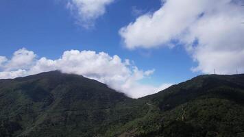 escénico aéreo ver de lozano verde montañas con nubes fundición oscuridad, encarnando el tranquilidad de naturaleza, ideal para tierra día temática proyectos video