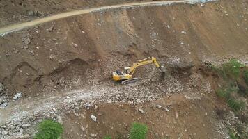 aérien vue de un industriel excavatrice en fonctionnement à une exploitation minière site sur déboisé atterrir, représentant environnement changement, adapté pour Terre journée et environnement impact concepts video