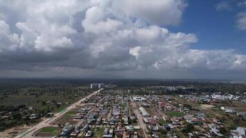 aéreo Visão do uma extenso suburbano panorama com nuvens fundição sombras, destacando residencial desenvolvimento e de Meio Ambiente impacto para terra dia relacionado temas video