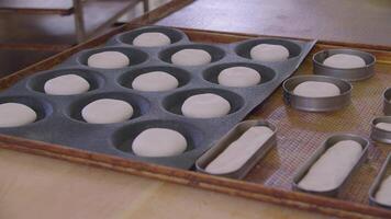 Nahansicht von Teig geknetet durch Bäcker auf ein hölzern Tafel bestreut mit Mehl video