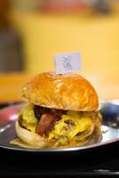 gastrónomo delicias, sabroso hamburguesas con queso servido a un acogedor hamburguesa restaurante foto