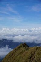 Indonesia bandera encima el nubes, majestuoso montaña parte superior puntos de vista, batur bali foto