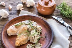 pollo cremoso de champiñones al ajillo foto