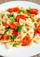 farfalle pasta con Cereza Tomates foto