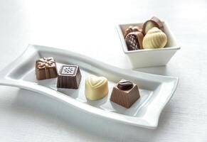caramelos de chocolate de diferentes formas foto