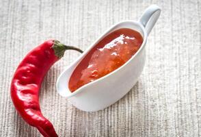 cuenco de tailandés dulce chile salsa foto