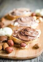 rebanadas de pan con crema de chocolate y nueces foto