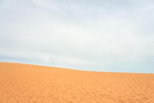 arena duna en el Desierto con nubes en el antecedentes. foto