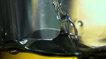 Super schleppend Bewegung Olive Öl mit Spritzer. hoch Qualität fullhd Aufnahmen video