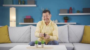 a rico homem com dinheiro é feliz. video