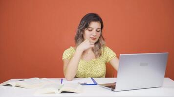 vrouw chatten Aan laptop. video