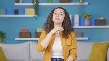 el estornudos joven mujer. paciente. video